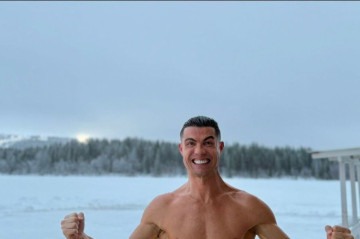 Cristiano Ronaldo deseja feliz Natal com foto sem camisa na Lapônia -  (crédito: Reprodução / Instagram )