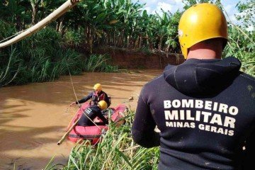 Mulher e carro arrastados por enxurrada seguem desaparecidos - CBMMG