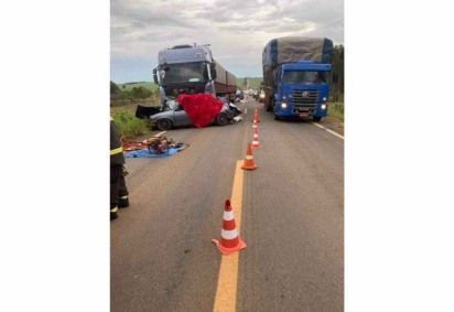 Os ocupantes do carro tiveram politraumatismo e tiveram o óbito declarado ainda no local do acidente -  (crédito: Divulgação/CBMGO)