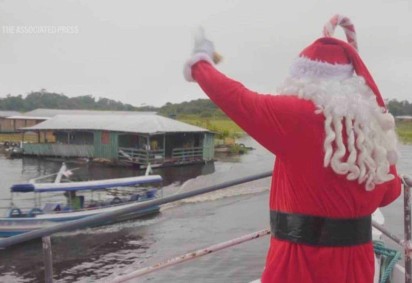 Papai Noel enfrentou viagem de barco para entregar presentes -  (crédito: The Independent / AP News)