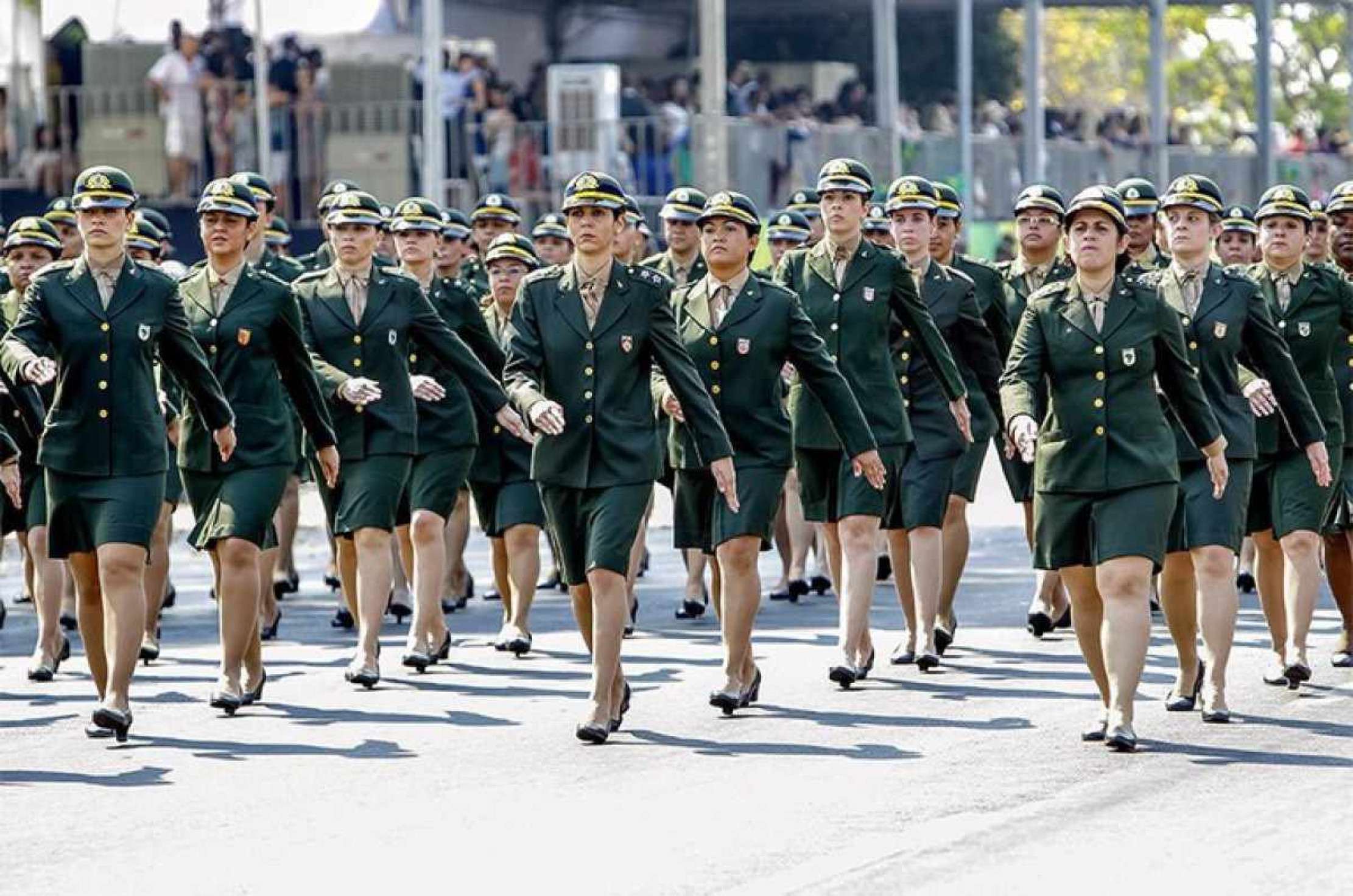 Sete mil mulheres se alistam no serviço militar