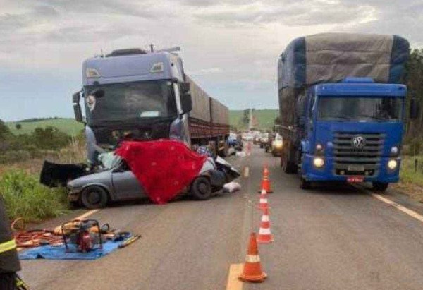 Os ocupantes do carro tiveram politraumatismo e tiveram o óbito declarado ainda no local do acidente -  (crédito: Divulgação/CBMGO)