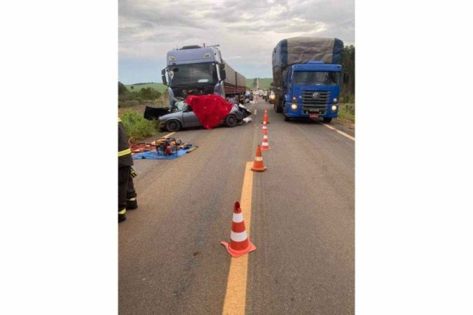 Os ocupantes do carro tiveram politraumatismo e tiveram o óbito declarado ainda no local do acidente -  (crédito: Divulgação/CBMGO)