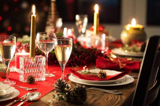 Decorar a mesa para a ceia torna a comemoração mais especial (Imagem: sebra | Shutterstock) - (crédito: EdiCase) Decorar a mesa para a ceia torna a comemoração mais especial (Imagem: sebra | Shutterstock) - (crédito: EdiCase)