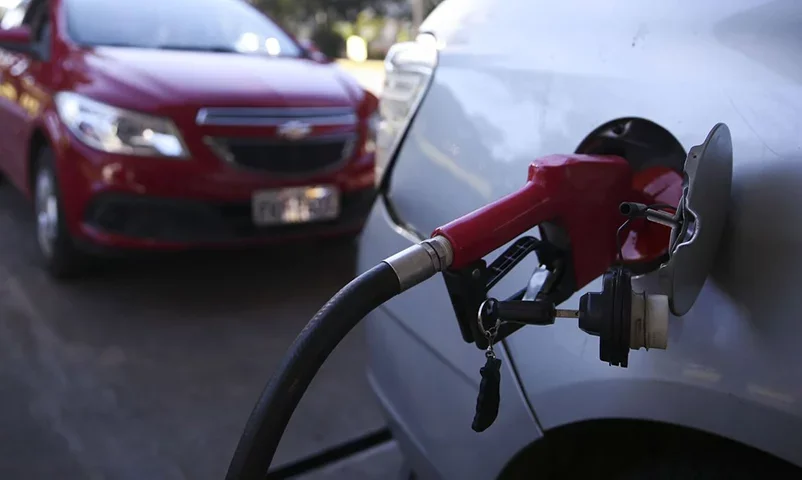 O preço mínimo registrado na semana para o etanol em um posto foi de R$ 3,39 o litro, em São Paulo - (crédito: José Cruz/Agência Brasil) O preço mínimo registrado na semana para o etanol em um posto foi de R$ 3,39 o litro, em São Paulo - (crédito: José Cruz/Agência Brasil)