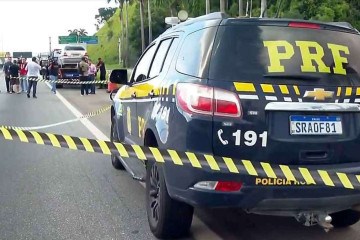 Viatura da equipe da PRF que abordou o carro de Juliana (no guincho) é preservada para a perícia, em mais um 'evento traumático' para a corporação  -  (crédito:  Reprodução Rede Sociais)