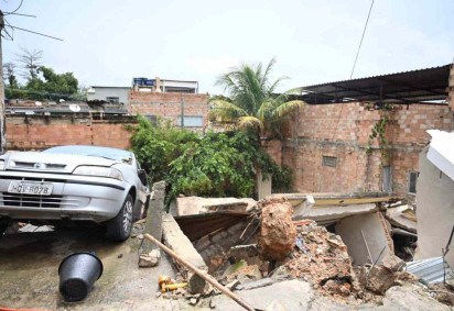 Casa desabou e deixou um pessoa soterrada -  (crédito: Leandro Couri/EM/D.A PRESS)