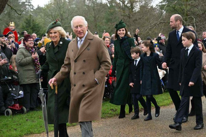 Familia real britânica a caminho da cerimônia de Natal na Igreja de Santa Maria Madalena, em Sandringham -  (crédito: Oli SCARFF / AFP)