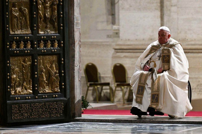 Os primeiros peregrinos passam pela porta santa durante cerimônia que marcou a abertura do Jubileu de 2025, na Basílica de São Pedro -  (crédito: Reuters)