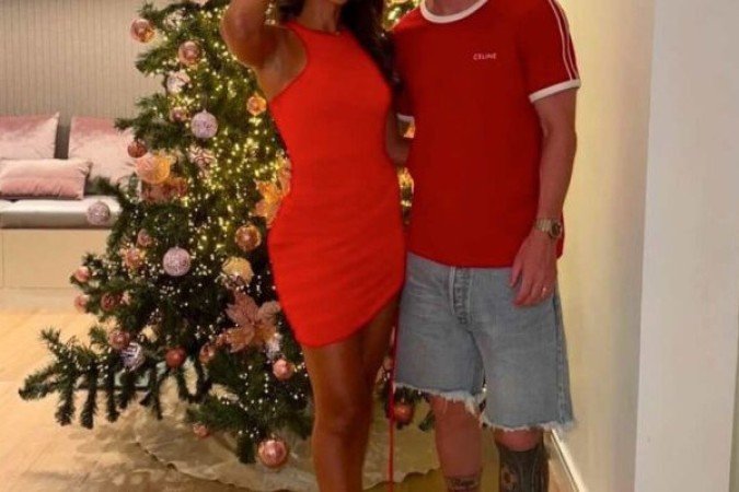 Lionel Messi foi mais econômico em suas comemorações. O astro da Argentina e do Inter Miami postou uma foto ao lado de sua esposa, Antonela Roccuzzo, em sua casa, durante as festas natalinas. Mas o vermelho natal estava em dia - Foto: Reprodução/Instagram