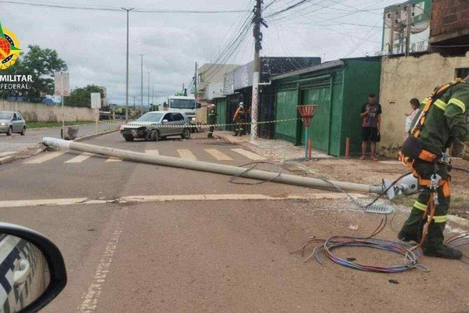 Motorista embriagado e sem habilitação bate carro em poste no DF
- (crédito: PMDF/Divulgação) Motorista embriagado e sem habilitação bate carro em poste no DF
- (crédito: PMDF/Divulgação)