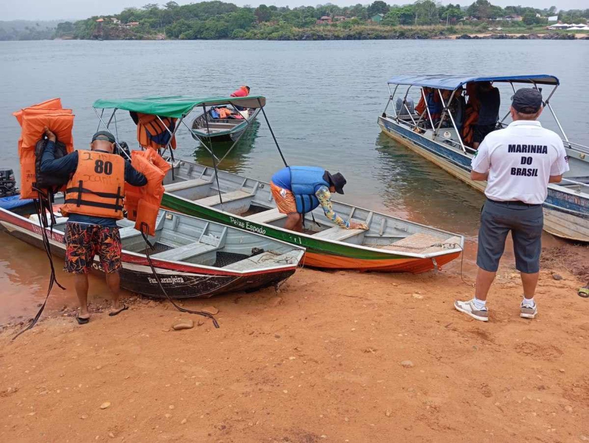 Mergulhadores reforçam buscas por desaparecidos em desabamento de ponte