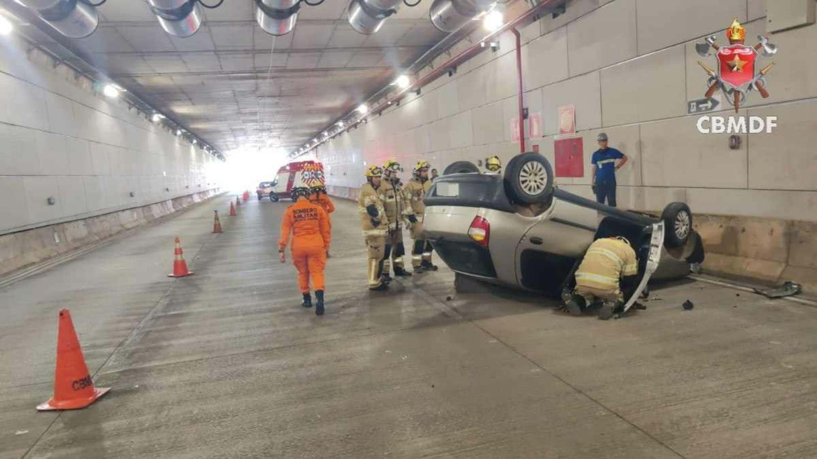 Carro capota dentro do túnel Rei Pelé e interdita duas faixas