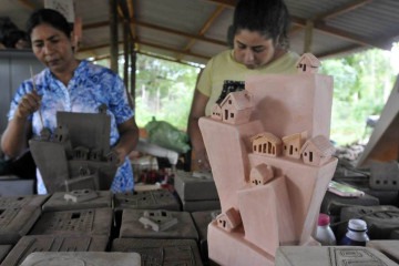 Trabalho do Instituto Maria do Barro, de Planaltina, encanta a cantora Anitta. Na foto, as artesãs Idalete, a Dada do Barro, presidente do Instituto Maria do Barro; e Joseila, a Jô -  (crédito: Minervino Júnior/CB/D.A.Press)