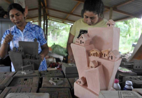 Trabalho do Instituto Maria do Barro, de Planaltina, encanta a cantora Anitta. Na foto, as artesãs Idalete, a Dada do Barro, presidente do Instituto Maria do Barro; e Joseila, a Jô -  (crédito: Minervino Júnior/CB/D.A.Press)