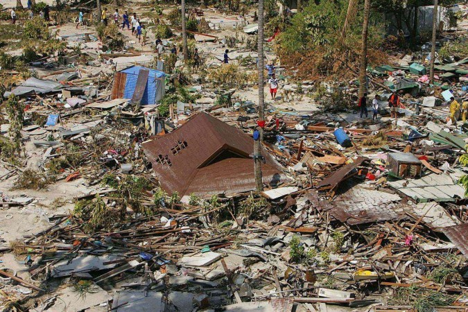 Exposição fotográfica sobre o Tsunami de 2004 durante o 11º aniversário do Tsunami no Oceano Índico de 2004; em Banda Aceh, na Indonésia -  (crédito: Jefta Images/Future Publishing via Getty Images)