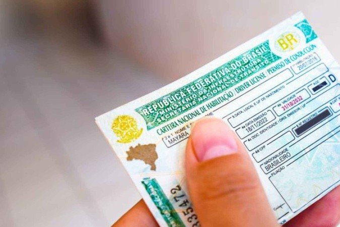 Pessoas inscritas no Cadastro Único, de baixa renda, poderão tirar a habilitação sem custos, incluindo as aulas de autoescola e as taxas para emissão do documento

 -  (crédito: DINO)