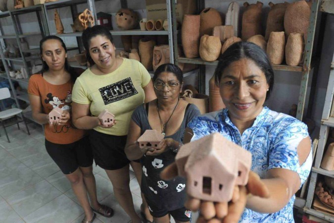 As artesãs Beatriz, a Bia; Joseila, a Jô; Maria;e Idalete, a Dadá do Barro, presidente do Instituto Maria do Barro -  (crédito: Minervino Júnior/CB/D.A.Press)