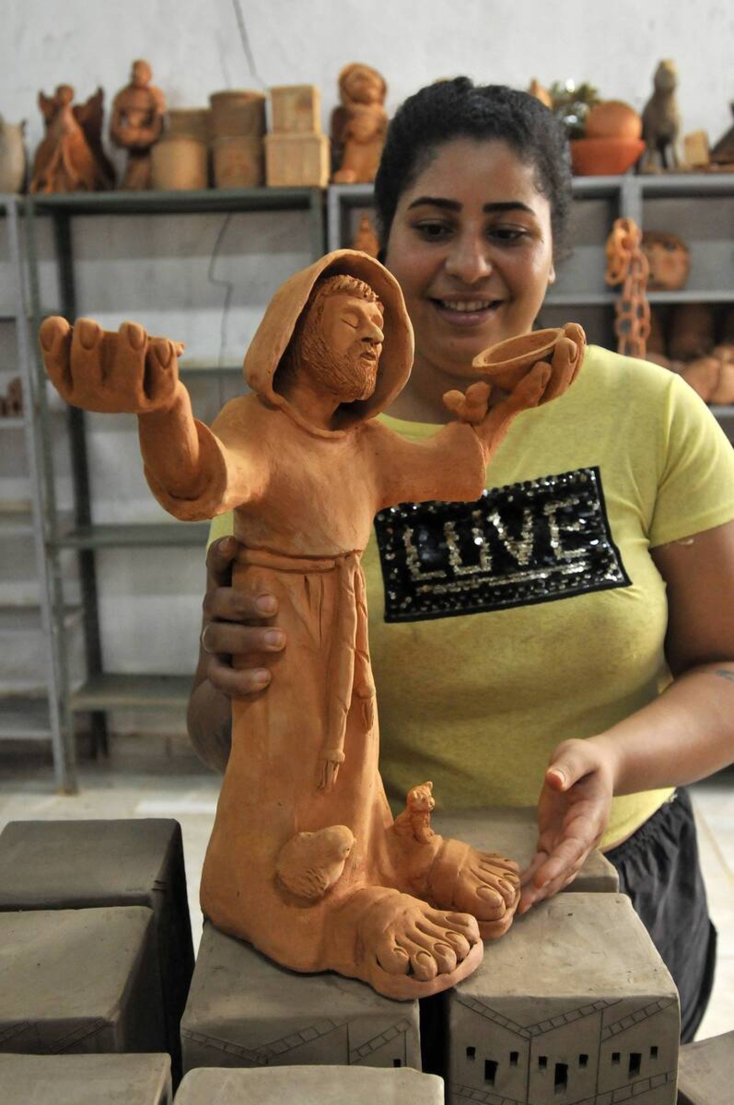 Trabalhos do Instituto Maria do Barro, de Planaltina, encantam cantora Anitta. Na foto, a artesã Joseila, a Jô