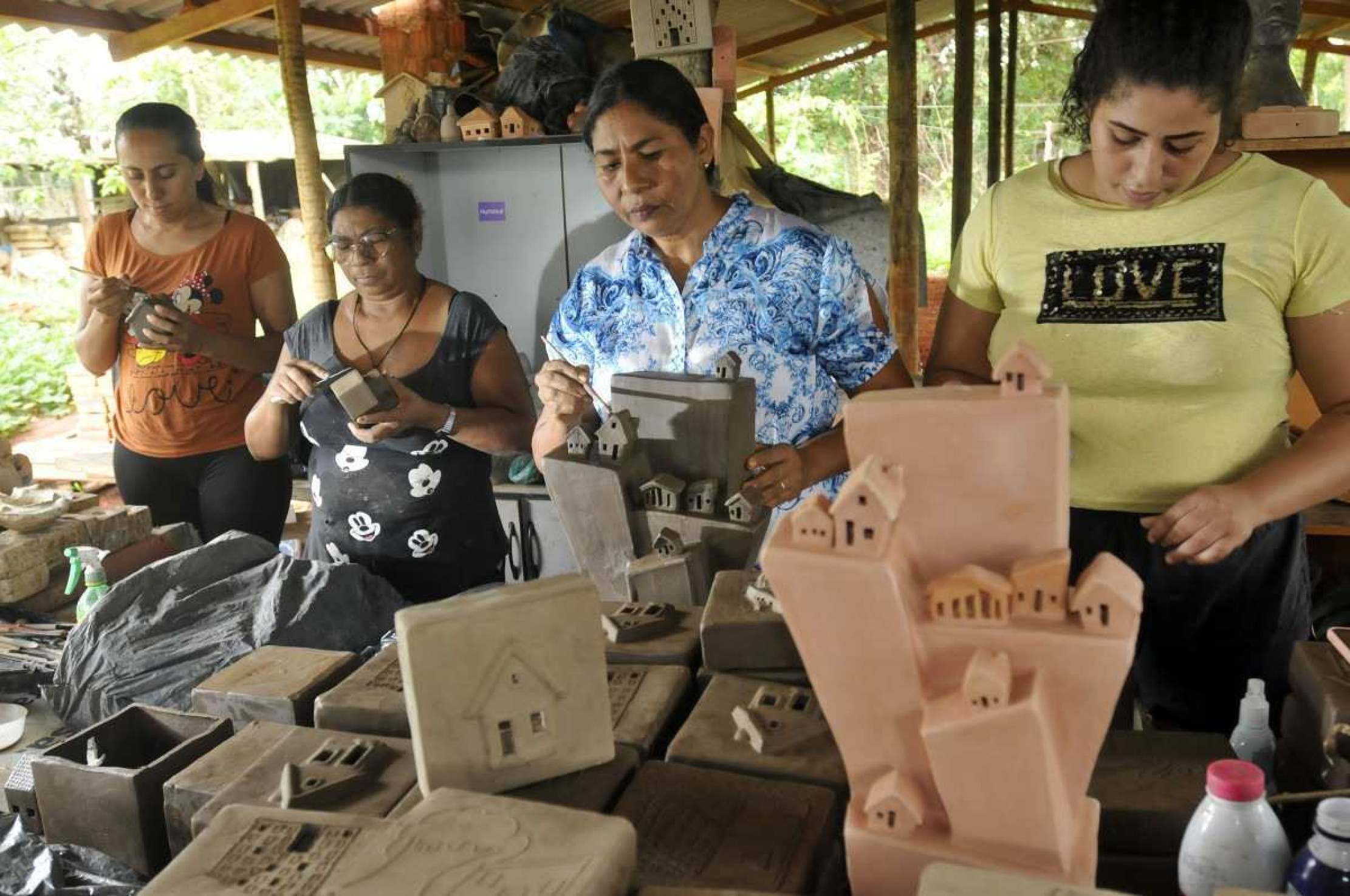 As artesãs Beatriz, a Bia; Maria; Idalete, a Dadá do Barro, presidente do Instituto Maria do Barro;  e Joseila, a Jô