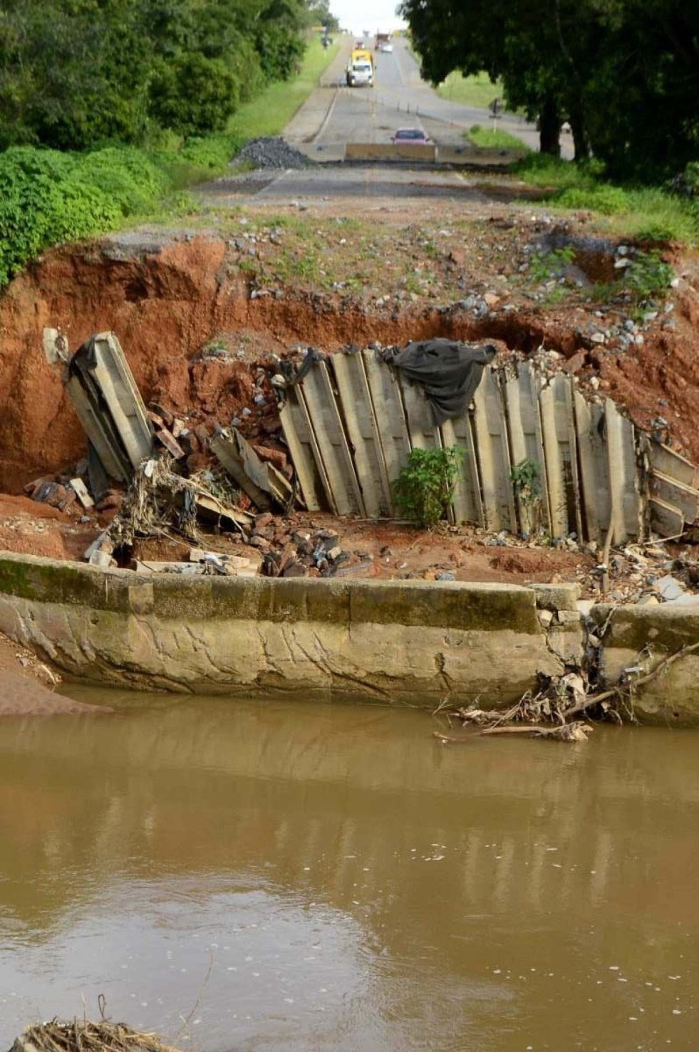 Estrutura desabou próximo à ponte sobre o Rio Melchior