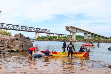 Equipes de resgate retiram mais um corpo de dentro do rio Tocantins. A forte correnteza e a turbidez da água tornam as buscas mais lentas -  (crédito: Henrique Machado/Governo do Tocantins)