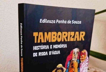 Escrito pela professora e cineasta Edileuza Penha de Souza, o livro Tamborizar — História e memória de Roda d’Água mergulha na riqueza das Bandas de Congo -  (crédito: Divulgação)