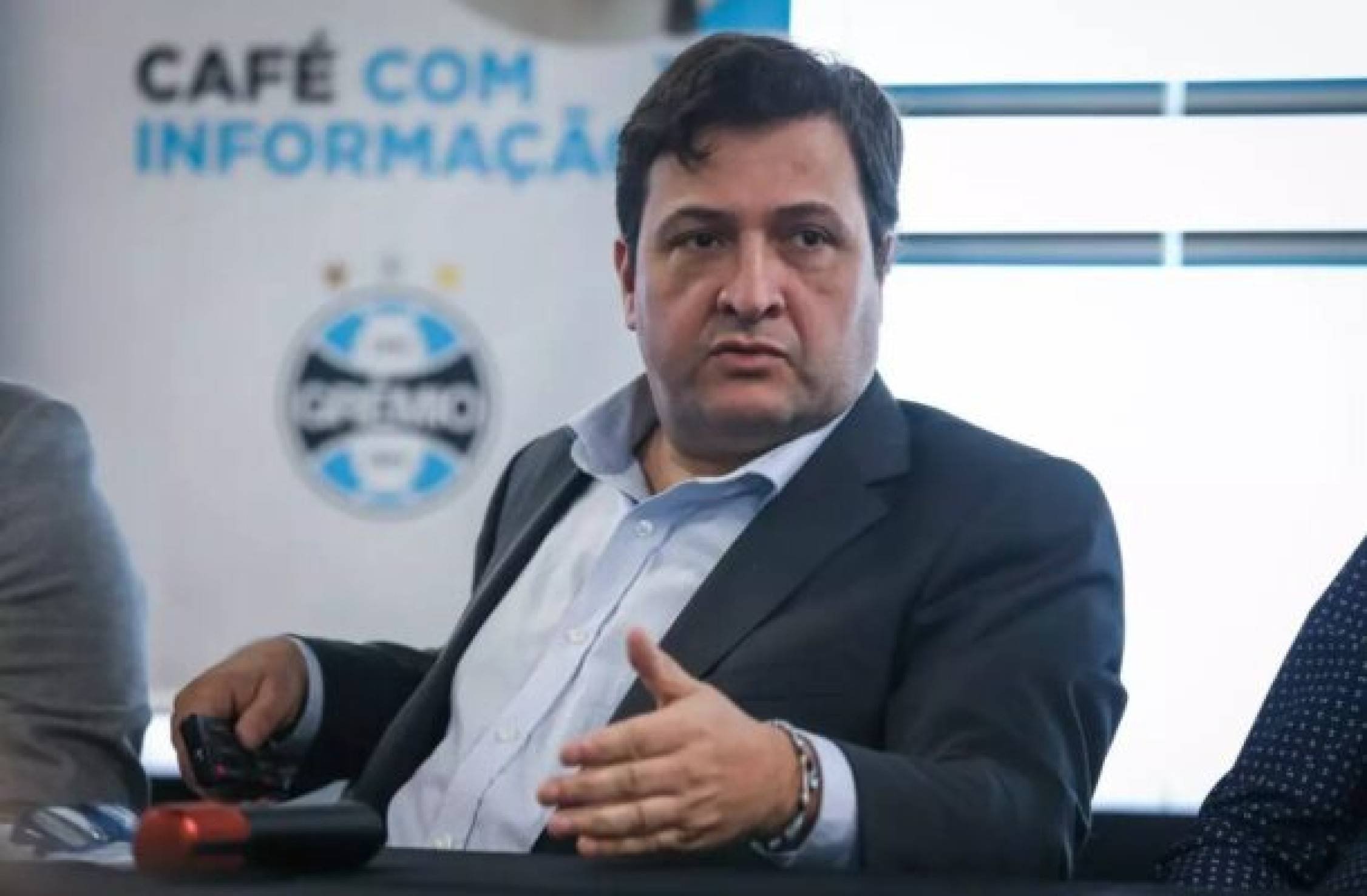 Presidente do Grêmio garante ter documento assinado com novo treinador
