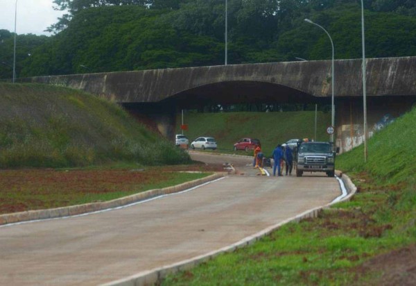 Via que passa por baixo do viaduto próximo ao Setor Policial, no final da Asa Sul, passa por constantes obras de conservação  -  (crédito: Ed Alves/CB/D.A Press)