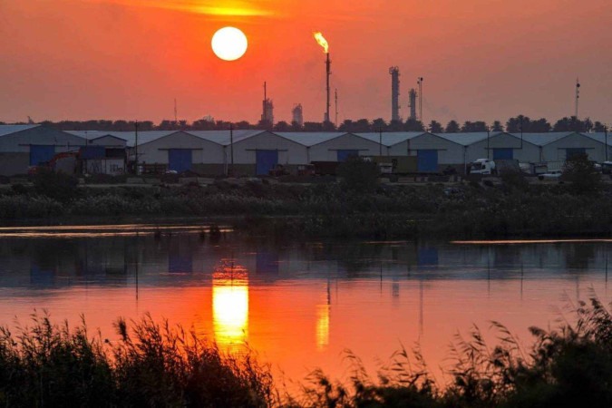 Entardecer na área do Complexo de Refinaria de Petróleo Dora em Bagdá, no Iraque -  (crédito:  AHMAD AL-RUBAYE/AFP)