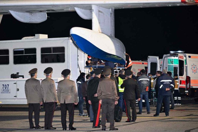 Funcionários do aeroporto de Baku e médicos recebem feridos na queda de aeronave da Embraer em Aktau, na quarta-feira  -  (crédito: AFP)