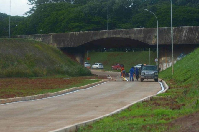 Via que passa por baixo do viaduto próximo ao Setor Policial, no final da Asa Sul, passa por constantes obras de conservação  -  (crédito: Ed Alves/CB/D.A Press)