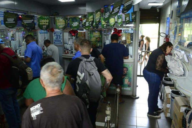 Apostadores compram bilhetes da Mega da Virada -  (crédito:  Marcelo Ferreira/CB/D.A Press)