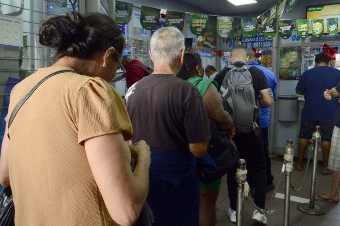 O processo é simples: basta o cliente identificar-se como surdo ou deficiente auditivo na lotérica que o atendimento em libras é iniciado por uma videochamada, acionada por um funcionário do local -  (crédito:  Marcelo Ferreira/CB/D.A Press)