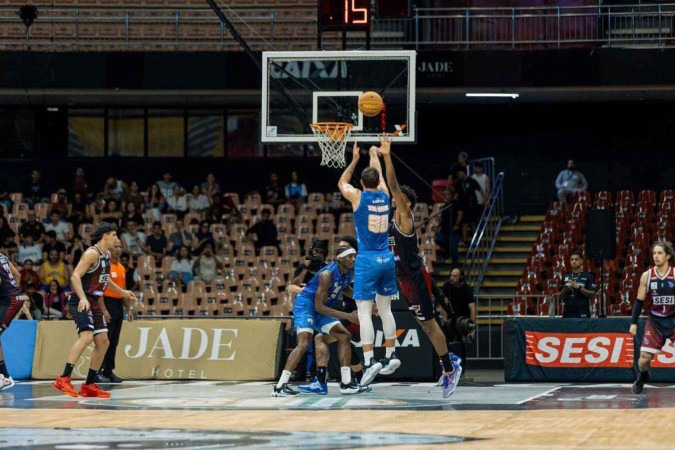 Time local aproveitou ímpeto ofensivo do último quarto para virar o placar diante dos francanos e voltar a vencer no torneio nacional -  (crédito: Matheus Maranhão/Brasília Basquete)