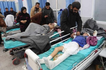 Palestinos feridos recebem atendimento médico no hospital Al-Shifa, na cidade de Gaza, depois que pacientes foram transportados do Hospital Kamal Adwan, em 28 de dezembro de 2024, em meio à guerra em curso entre Israel e o grupo militante Hamas -  (crédito: Omar AL-QATTAA / AFP)