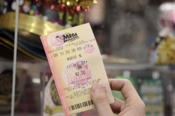  MIAMI, FLORIDA - DECEMBER 26: A customer plays Mega Millions lottery at the Downtown Miami Souvenirs store on December 26, 2024 in Miami, Florida. The Mega Millions jackpot has climbed to $1.15 billion ahead of Friday?s drawing, making it the fifth-largest prize in the game?s history and the largest prize ever offered in the month of December   Joe Raedle/Getty Images/AFP (Photo by JOE RAEDLE / GETTY IMAGES NORTH AMERICA / Getty Images via AFP)
       -  (crédito:  Getty Images via AFP)