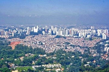 . A Avenida Giovanni Gronchi voltou a ser liberada para carros por volta das 21h30, mas com situação ainda estremecida por causa dos confrontos. Ao menos 10 viaturas da PM, com equipes com armas de grosso calibre, permanecem no local -  (crédito: Flickr Fernando Stankuns)