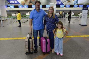 O casal Cintia Esp&iacute;ndola e William Wells, junto &agrave; filha Analice -  (crédito:  Marcelo Ferreira/CB/D.A Press)