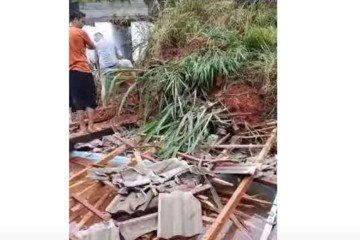 O deslizamento de terra foi provocado pelas fortes e constantes chuvas que caem no Estado de São Paulo -  (crédito: Reprodução/Vale 360 news/YouTube)