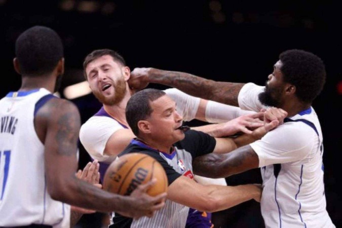 A confusão generalizada aconteceu no terceiro quarto do jogo -  (crédito: Chris Coduto / GETTY IMAGES NORTH AMERICA / Getty Images via AFP)