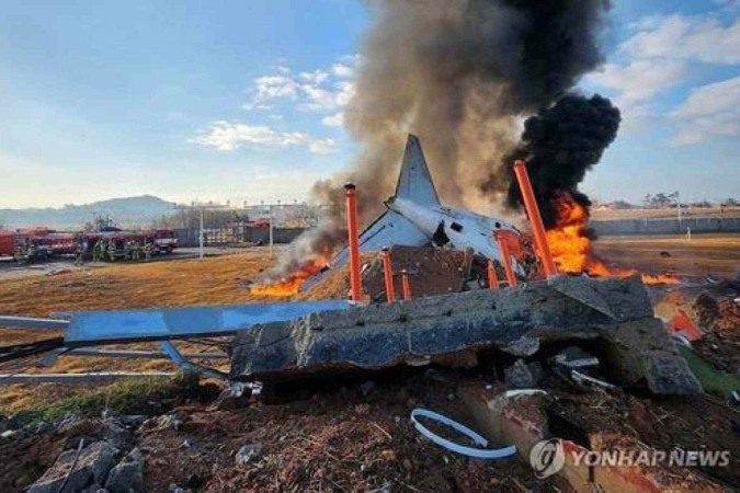 Avião com 181 pessoas pega fogo e causa mortes na Coreia do Sul -  (crédito: Reprodução/Yonhap)