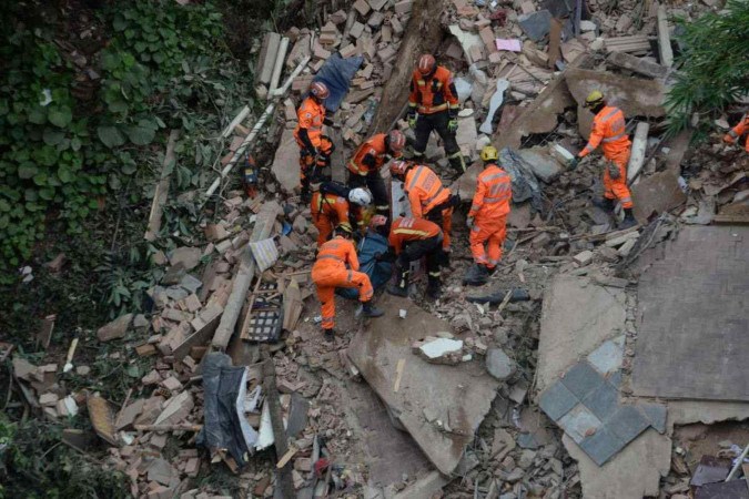 Buscas tiveram de ser interrompidas devido à forte chuva que cai no local -  (crédito: Túlio Santos/EM/D.A Press)