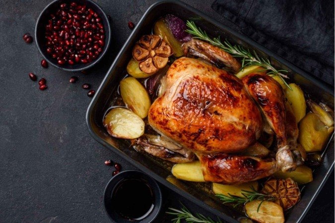 Frango assado ao molho de romã (Imagem: rom_olik | Shutterstock) - (crédito: Edicase) Frango assado ao molho de romã (Imagem: rom_olik | Shutterstock) - (crédito: Edicase)