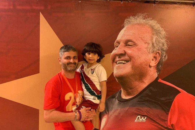 O morador do Distrito Federal Leonardo Gonçalves e o filho Lorenzo foram aos Maracanã representando a torcida do Fluminense