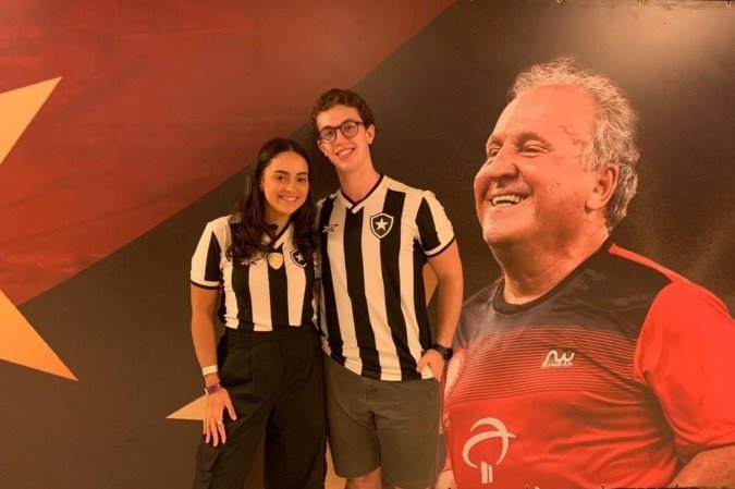 O casal de namorados Luíza Santos e João Pedro Carreira não abriu mão da camisa do Botafogo na festa do ídolo rubro-negro Zico
