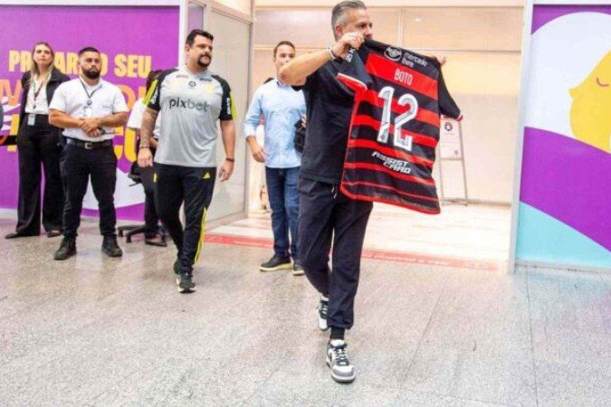 Boto desembarca no Rio para se apresentar ao Flamengo - (crédito: Foto: Divulgação) Boto desembarca no Rio para se apresentar ao Flamengo - (crédito: Foto: Divulgação)
