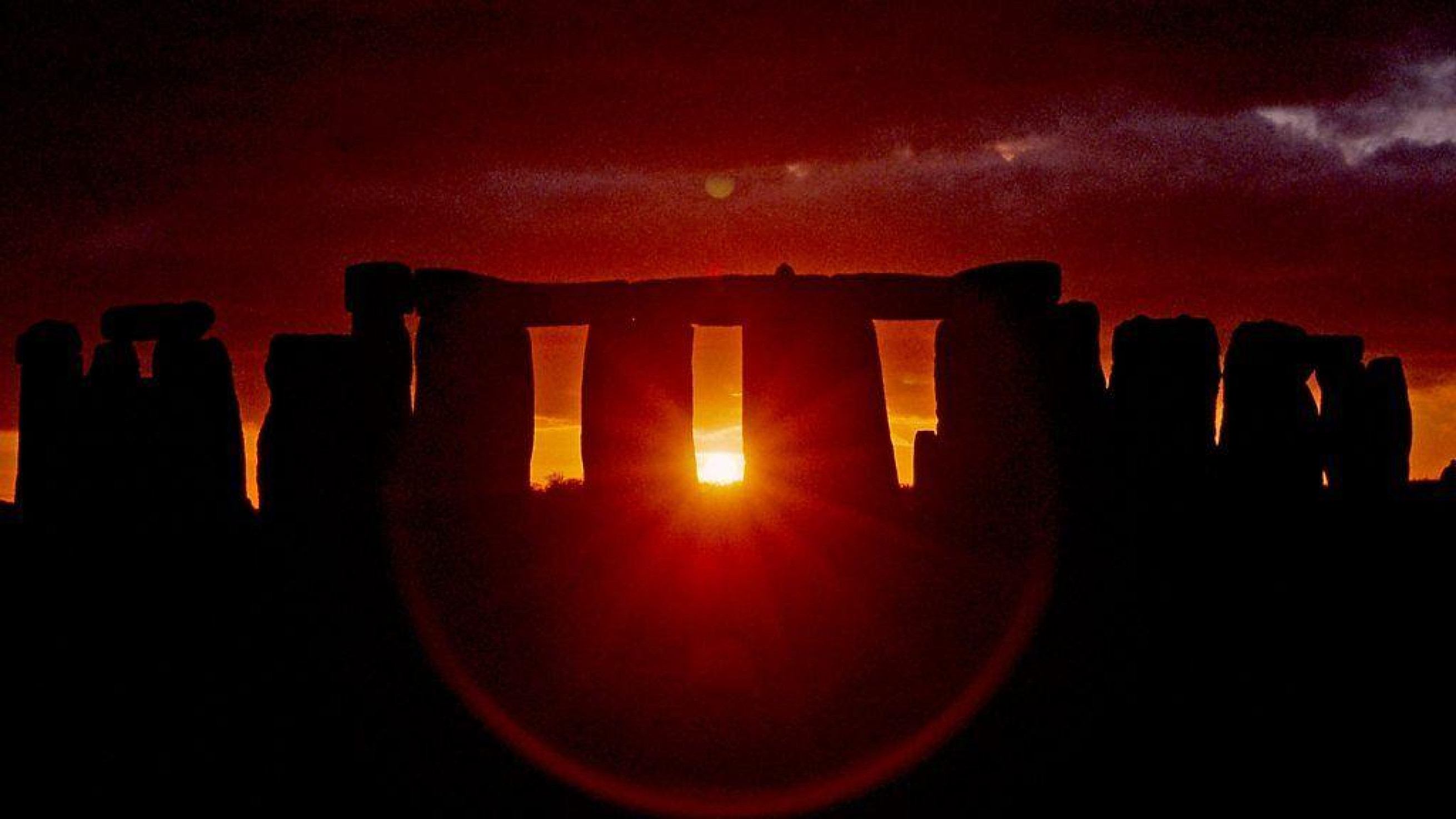 Visitantes celebram o solstício de inverno nas pedras de Stonehenge -  (crédito: Getty Images)