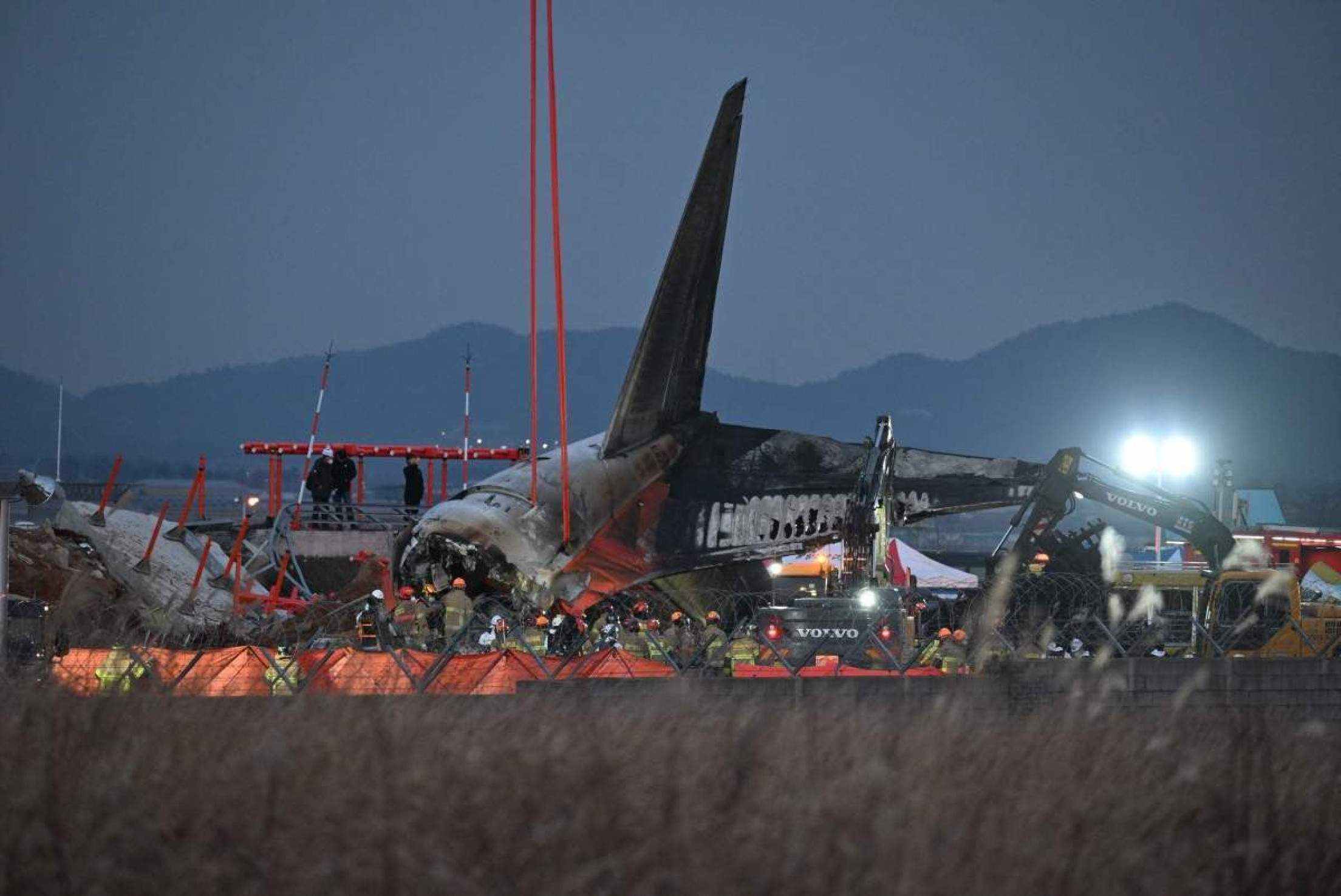 O CEO da Jeju Air, Kim E-bae, emitiu um pedido de desculpas e expressou condolências aos familiares que perderam entes queridos