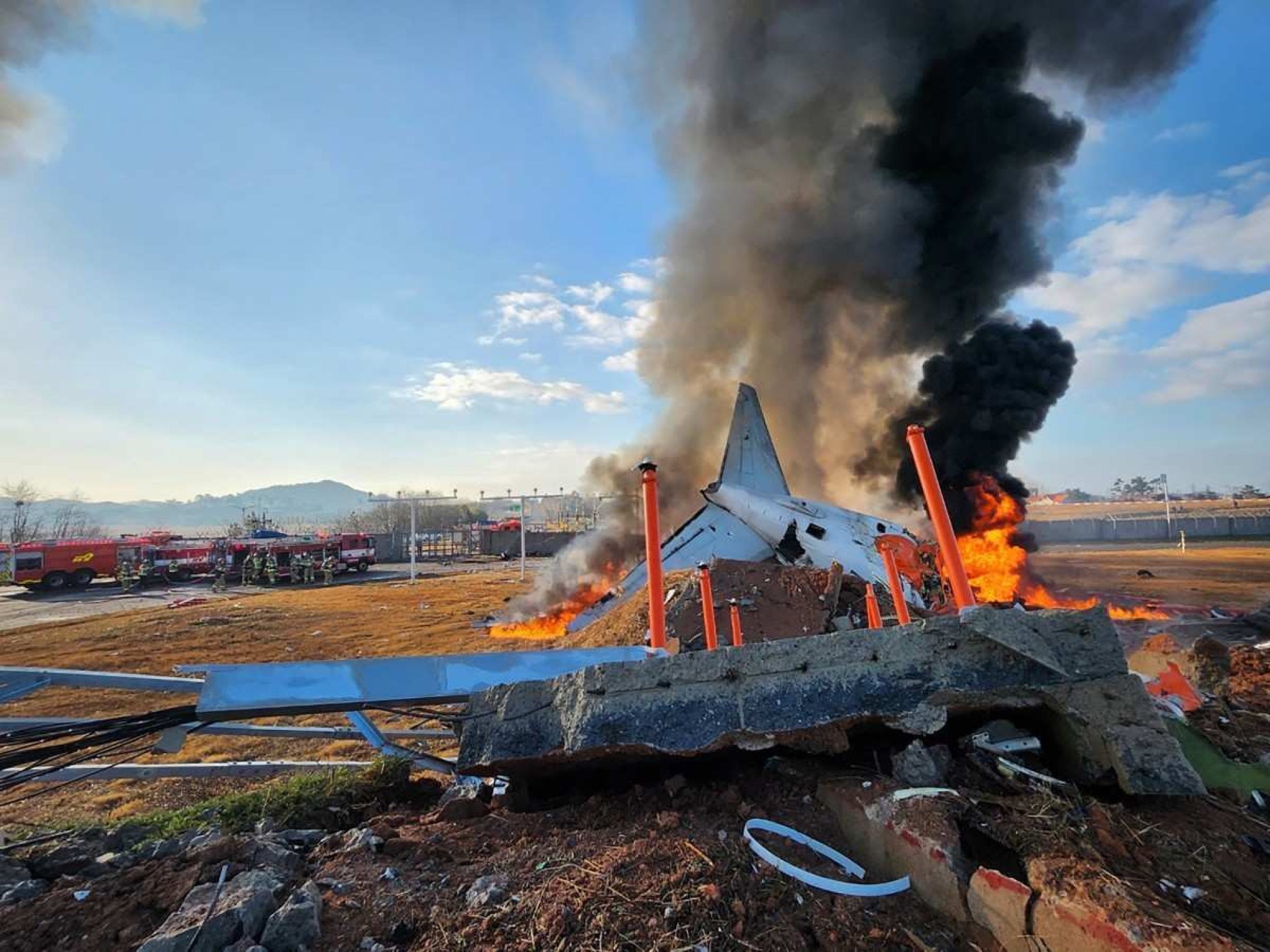 O Boeing 737-800 operado pela Jeju Air - tinha 181 pessoas a bordo, sendo 175 passageiros e seis integrantes da tripulação, e saiu de Bangkok, na Tailândia.  